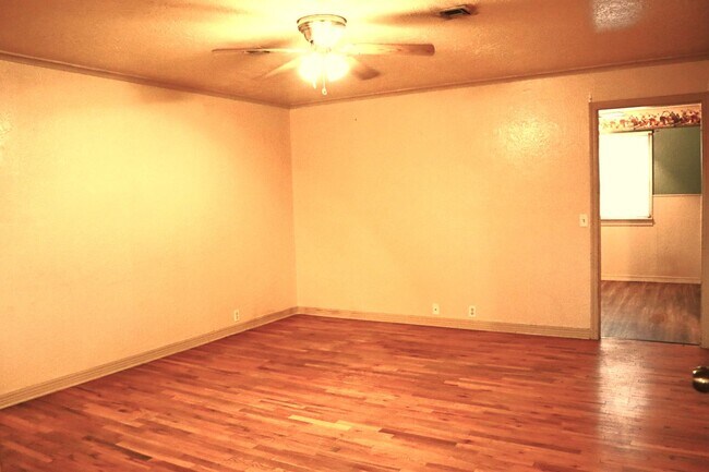 Building Photo - Cute and Clean 2 bedroom near SWOSU