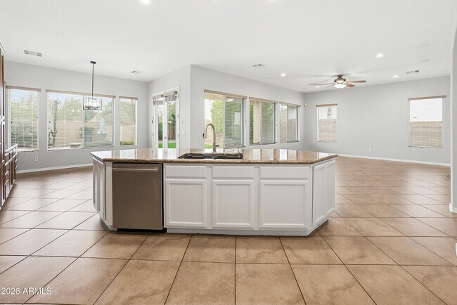 Building Photo - 1735 W Aloe Vera Dr