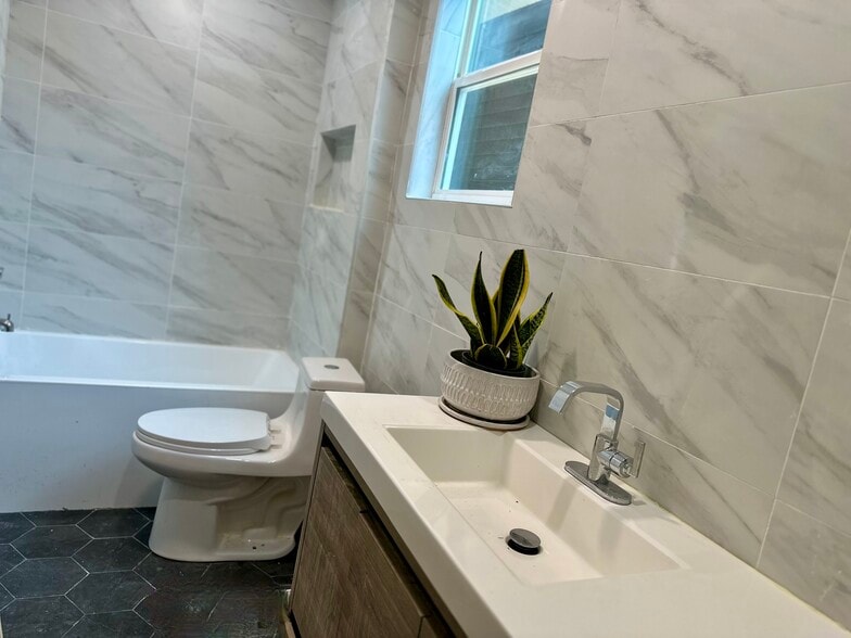 Beautifully designed new modern full bathroom with updated finishes. - 328 High St