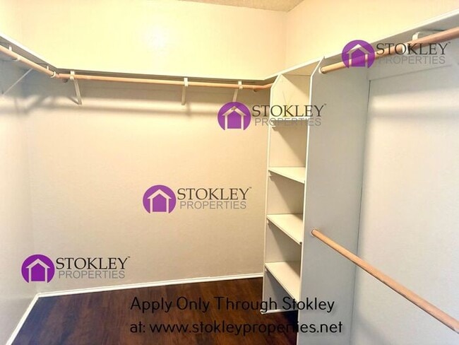 Building Photo - 27 Oak Brook Pl