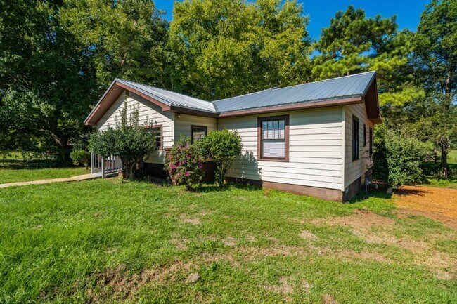 Building Photo - Plenty of Space Inside & Out – 4BR/2BA in ...