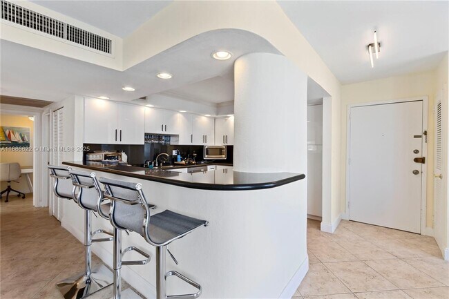 Building Photo - 2030 S Ocean Dr