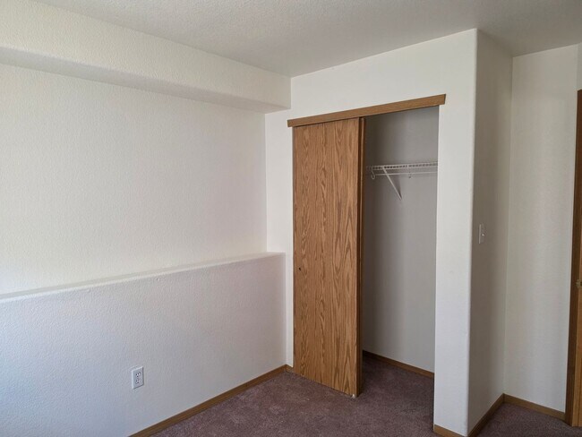 Building Photo - ALL PROSPECTIVE TENANTS MUST SUBMIT A $58 NON-REFUNDABLE APPLICATION FEE PER APPLICANT ONLINE AND...