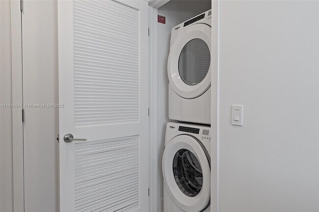 Building Photo - 601 NE 1st Ave