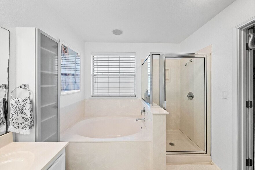 Building Photo - 6117 Los Cielos Blvd