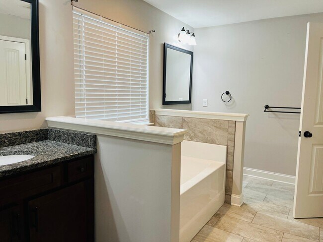 Building Photo - WOW! 5 bed, 4 full baths, brick exterior, ...