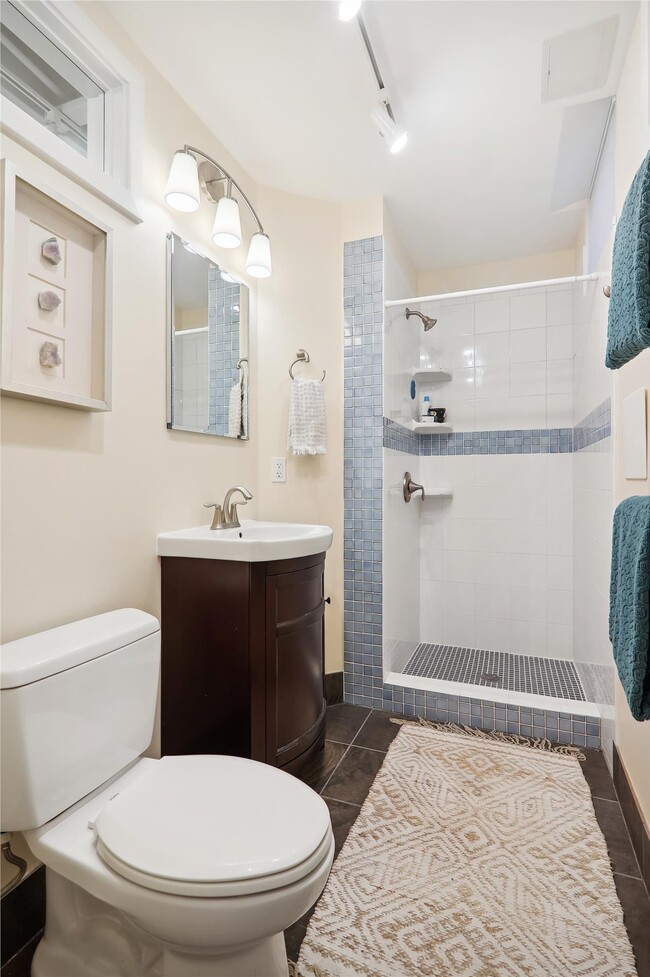 Building Photo - 528 Roxboro Pl NW