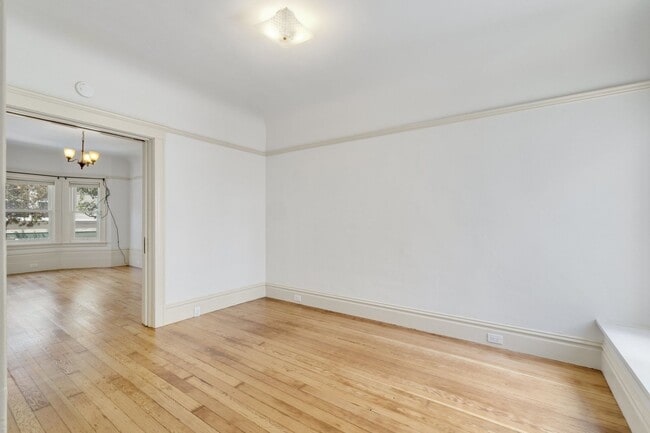 Building Photo - Large, pet friendly 2BR with hardwood floors and laundry in unit