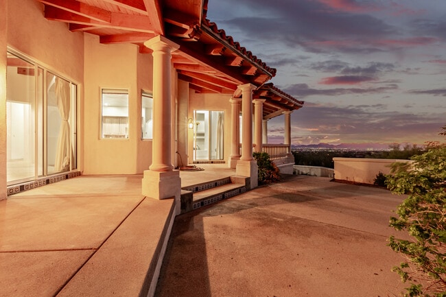 Catalina Foothills 4 bedroom 4 bath Home located in prestigious Canyon Ridge. 270-degree VIEWS! - 4667 N Rocky Crest Plz