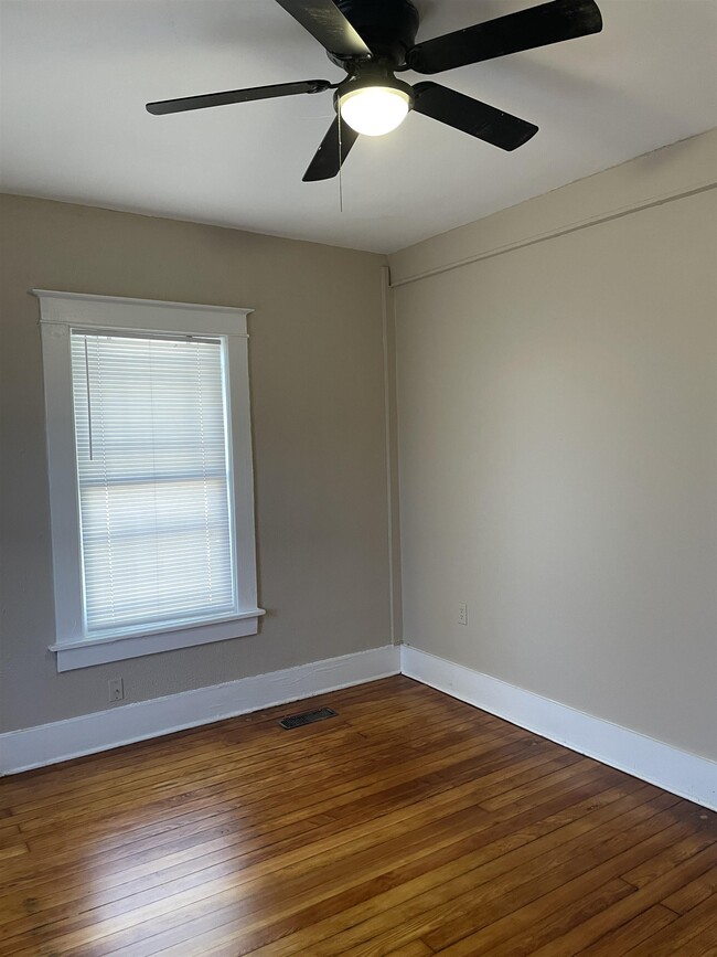 Building Photo - 2526 Yale Ave