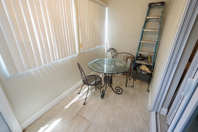 Building Photo - 3000 Sunrise Lakes Dr W
