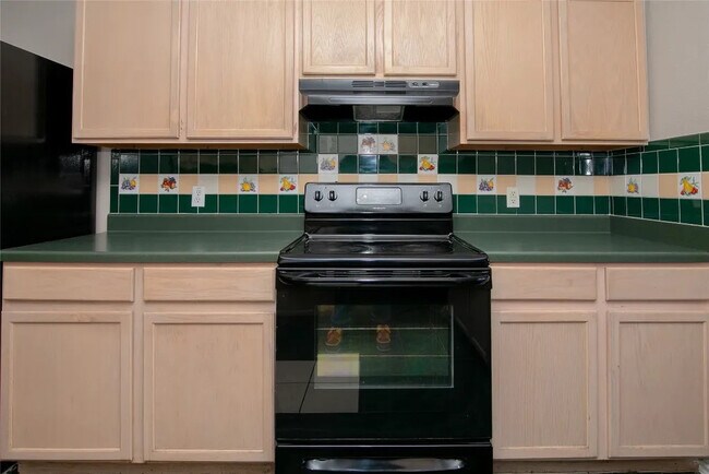 Building Photo - Room in House on Heyerdahl Dr