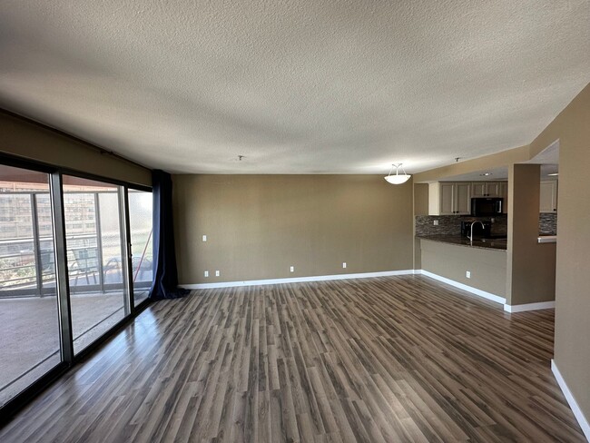 Building Photo - Renovated 1BR High-Rise Condo in Downtown ...