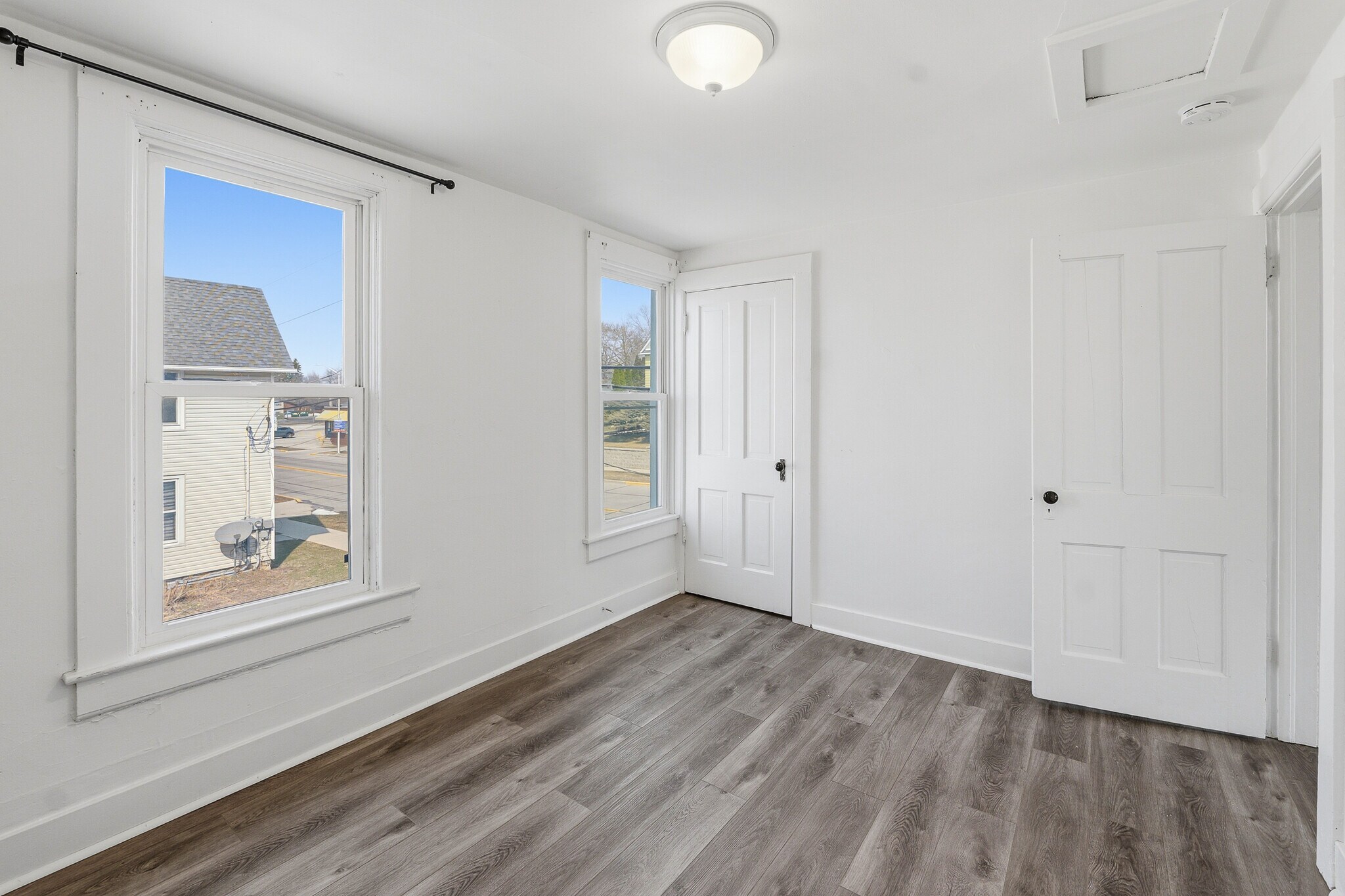 Building Photo - 418 S Spring St