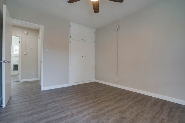 Building Photo - 600 Kelton Ave