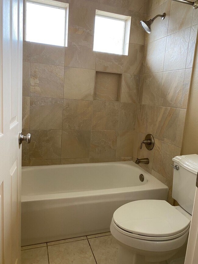 Building Photo - Beautiful 3 Bed 3 Bath Sorrento Home in Cy...
