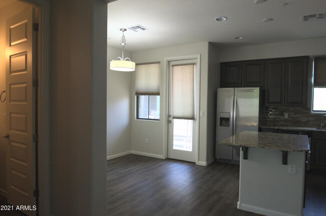 Building Photo - 2090 S Dorsey Ln