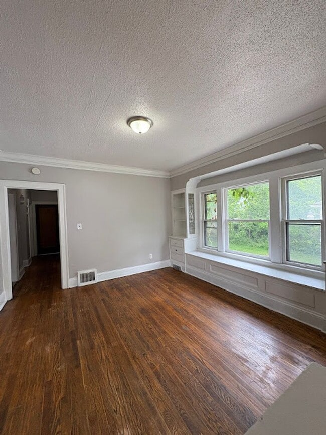 Building Photo - 3 Bedroom, 1 Bathroom Apartment Rent Ready!