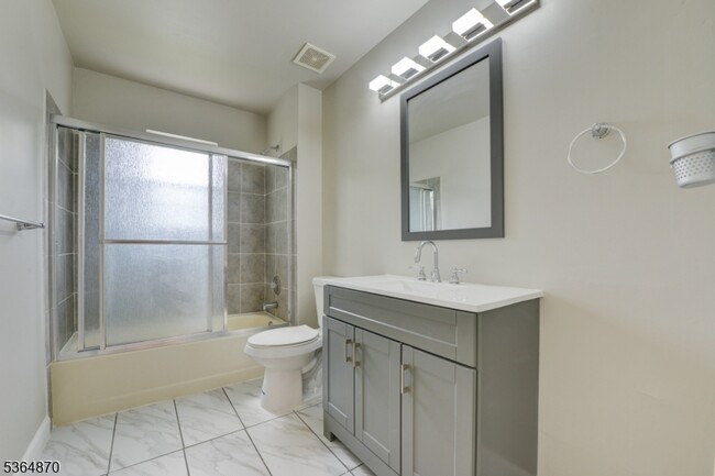 Building Photo - 5 Marco Polo Ct