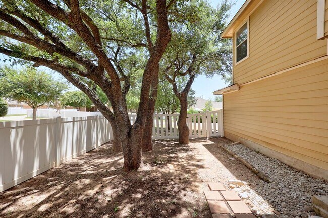 Building Photo - 1818 Lost Maples Loop