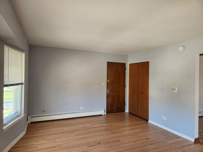 Building Photo - 8417 W Berwyn Ave