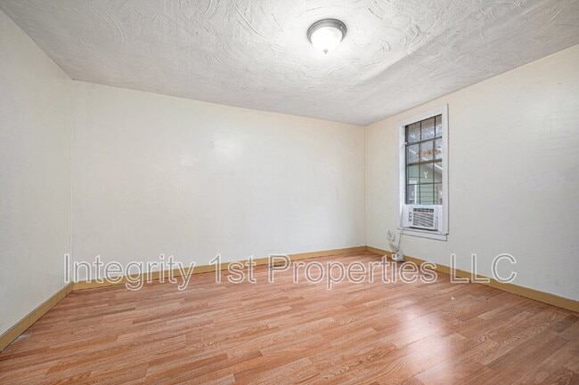 Building Photo - 618 N 11th St