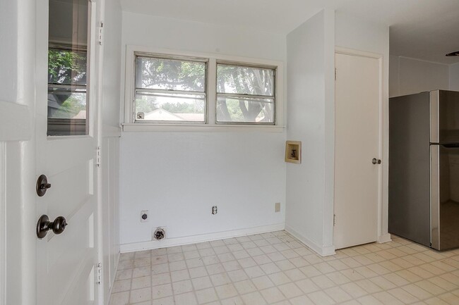 Building Photo - Fresh on the Market-  2 Bed, 1 Bath home i...