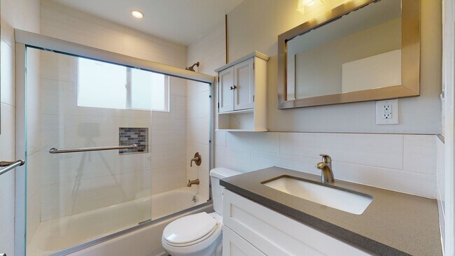 Building Photo - Spacious remodeled 2-bedroom duplex, washe...