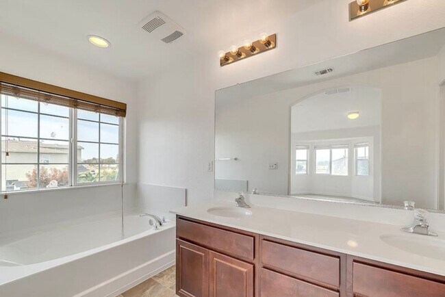 Building Photo - Elegant 5-Bedroom, 3.5-Bathroom Home – Mov...