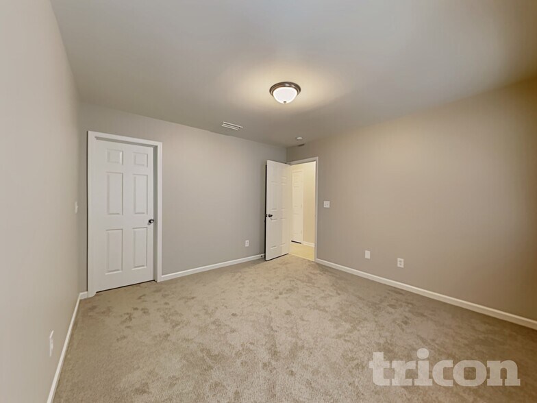 Building Photo - 4201 Broadstairs Dr SW