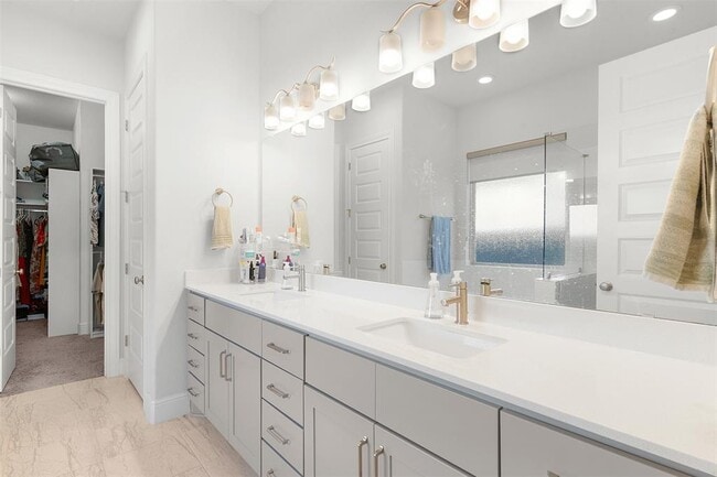 Building Photo - 3203 Scenic Valley Dr