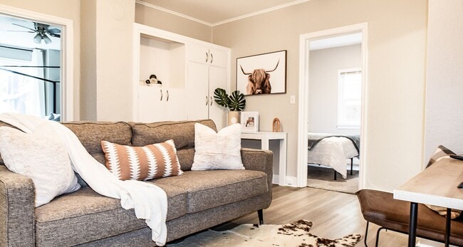 Building Photo - Cozy 2-Bedroom Home Near Sacred Heart, Shriners, and Deaconess