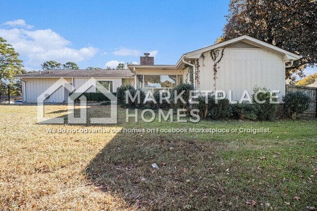 Building Photo - 1732 Fontaine Dr