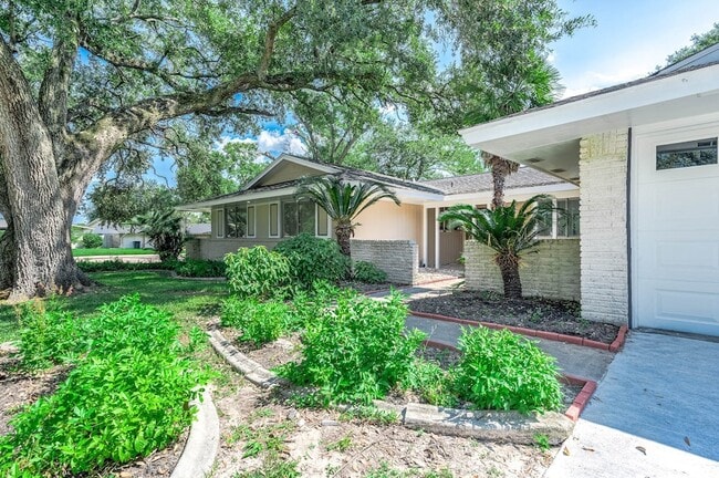 Building Photo - 1616 Redway Ln