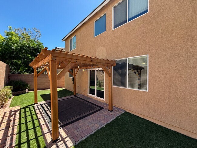 Building Photo - Beautiful 4Bed/3Bath/2Car Residence located in Providence