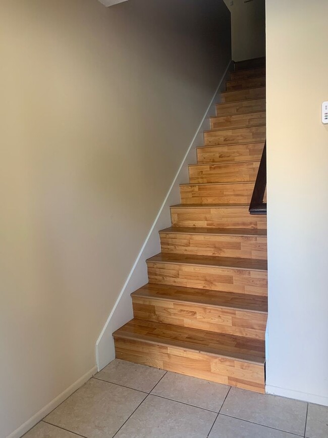 Building Photo - Spacious Lake Forest condo available 09/05...