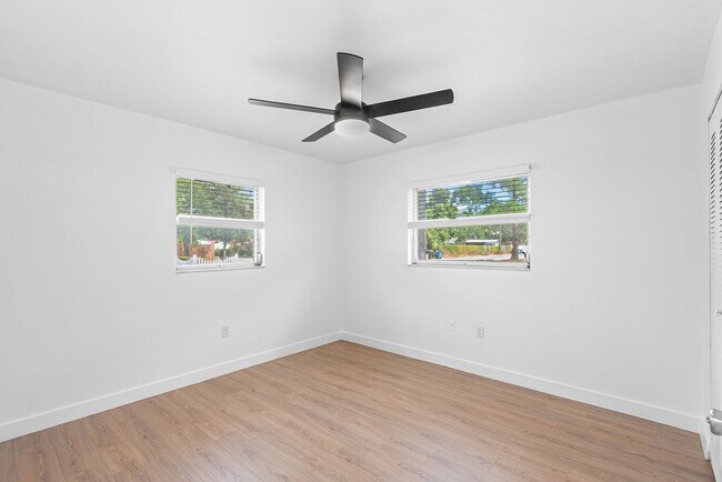 Building Photo - ST PETE APARTMENT FOR RENT!!