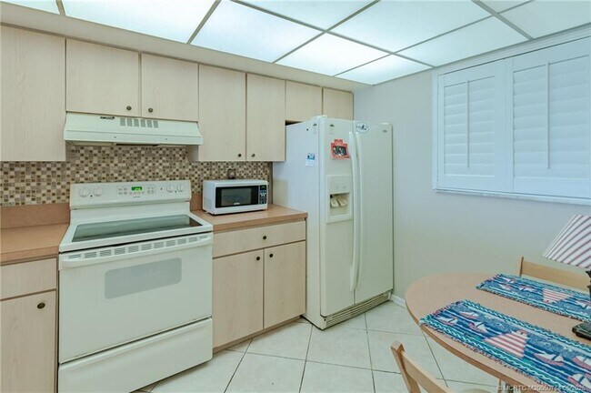 Building Photo - 9490 S Ocean Dr