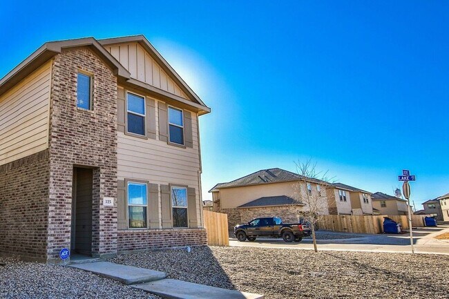 Building Photo - 208 Lake Ct