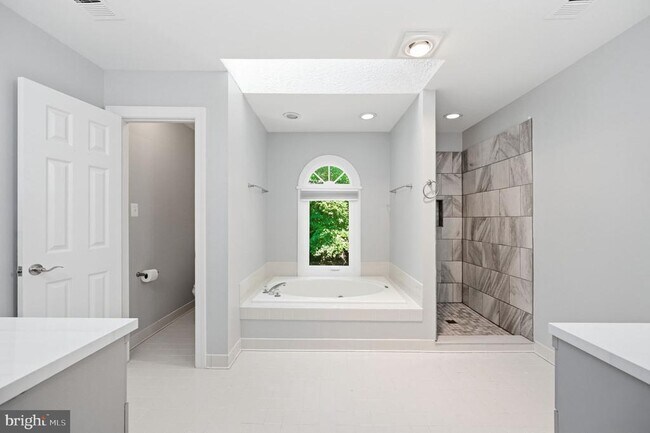 Building Photo - 2 English Hills Dr