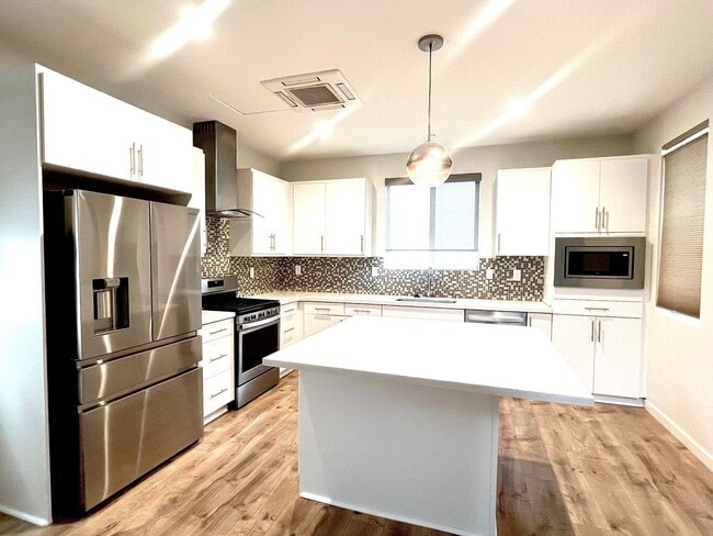 Building Photo - Beautiful 2 bedroom 2.5 bath three story condo!!