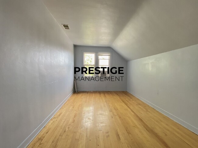 Building Photo - Spacious 2BD Apartment With Den