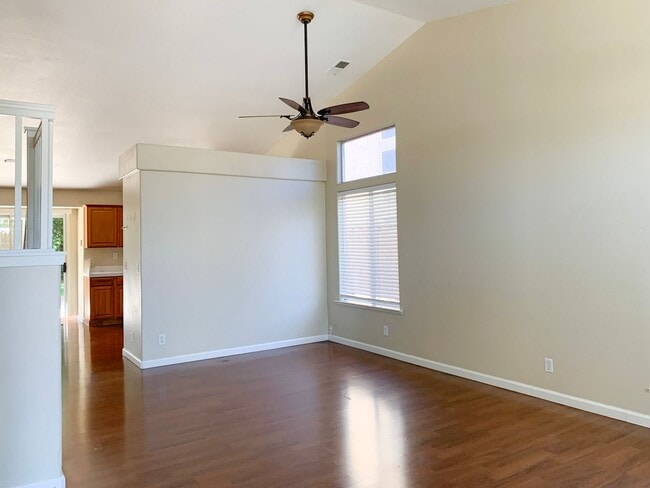 Building Photo - 4 Bedroom Home in Hollister with Huge Backyard!