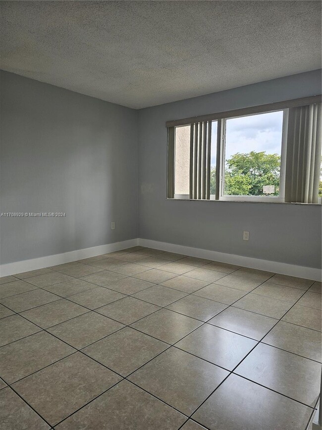 Building Photo - 6930 Miami Gardens Dr