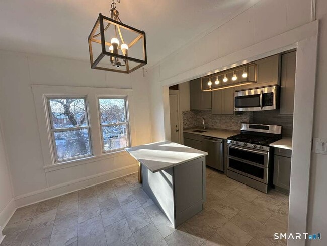 Building Photo - 52 Oak St