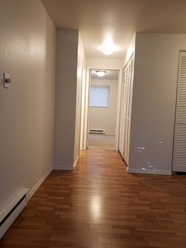 Building Photo - 1 Bedroom 1 Bath Condo with 1 Carport Park...