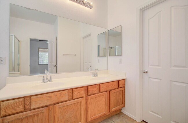 Building Photo - 4836 S Summit Ct