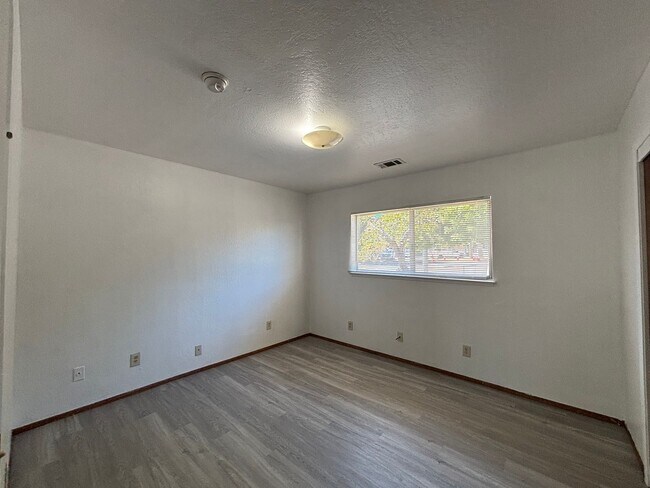 Building Photo - 1455 Alamo Dr