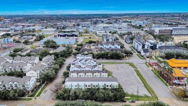 Building Photo - 1403 Delano St