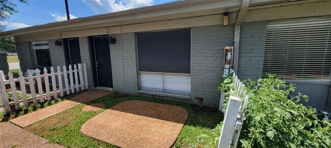Building Photo - Fully Remodeled unit